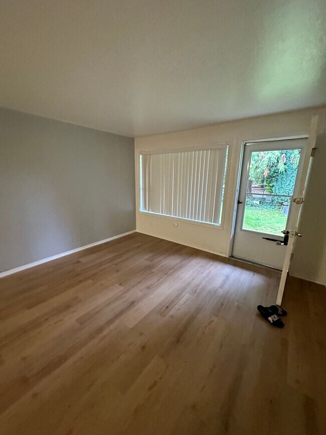 Building Photo - Beautiful and cozy updated one bedroom apa...