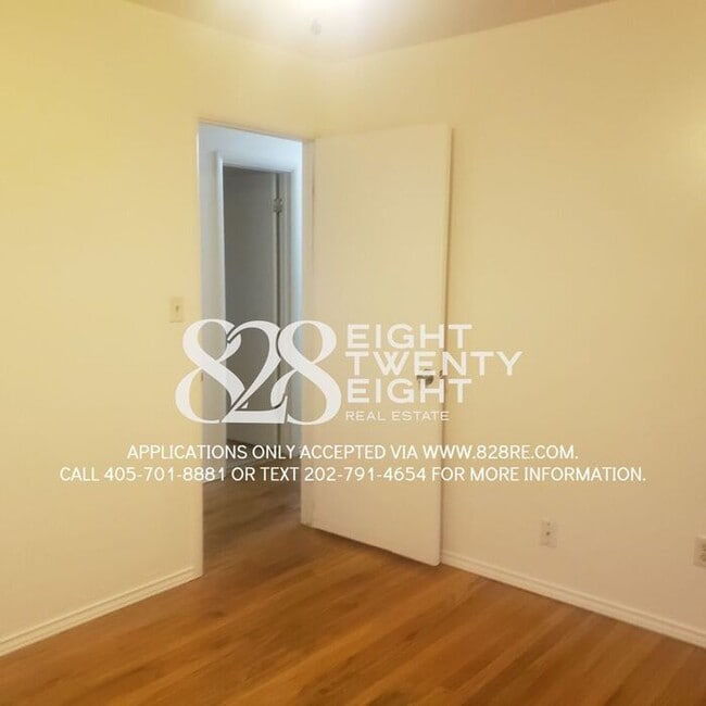 Building Photo - *AVAILABLE NOW!* 4 bed/1 Bath House with an Awesome Backyard!