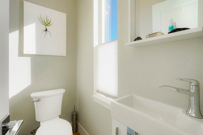 Building Photo - Modern Townhome ~ Rooftop Deck ~ Mountain View!