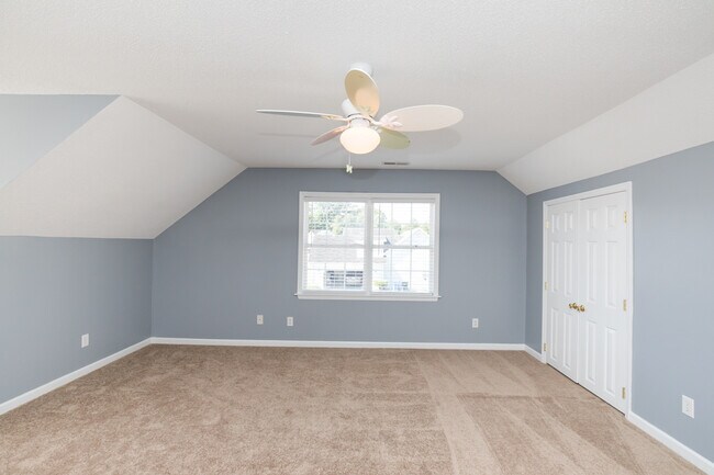 Building Photo - 4 Bedroom 2 Bath