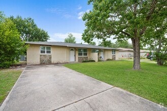 Building Photo - Now available in Lynn Haven, great location