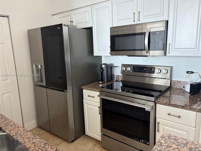 Building Photo - 1155 Brickell Bay Dr