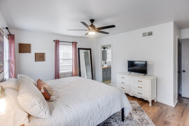 Building Photo - Charming Furnished 2BR/1BA in Midtown Savannah – Close to Everything! Unit 2