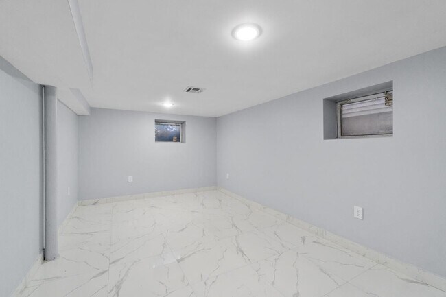 Building Photo - 170 W 10th St