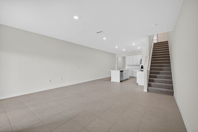 Building Photo - New 3 Bed Townhouse!