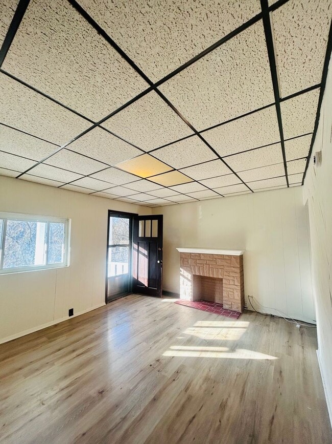 Building Photo - Spacious 2 bedroom 1 bathroom single family home (Marshall-Shadeland)