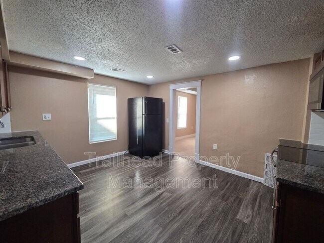Building Photo - 507 3rd St