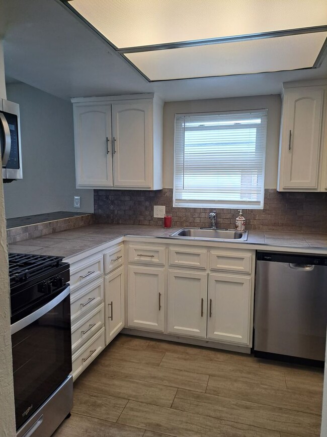 Building Photo - 1835 Carmona Ave