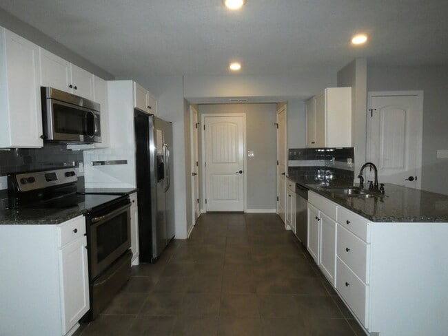 Building Photo - Beautiful Town Home!