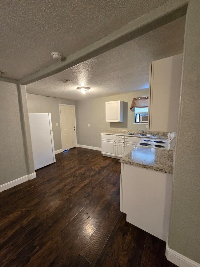Building Photo - "Charming 2-Bed Duplex Retreat with Full Bath on Commercial Avenue – 842 Sq Ft of Cozy Living in ...
