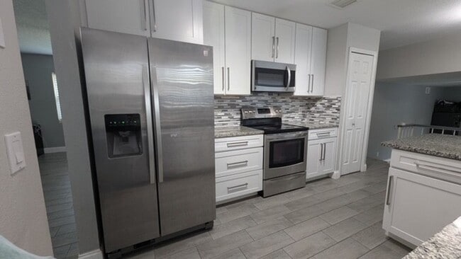 Building Photo - Beautiful Two-story home with Pool 3/2/2 car garage