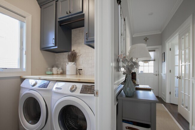 Building Photo - 41 Bank St