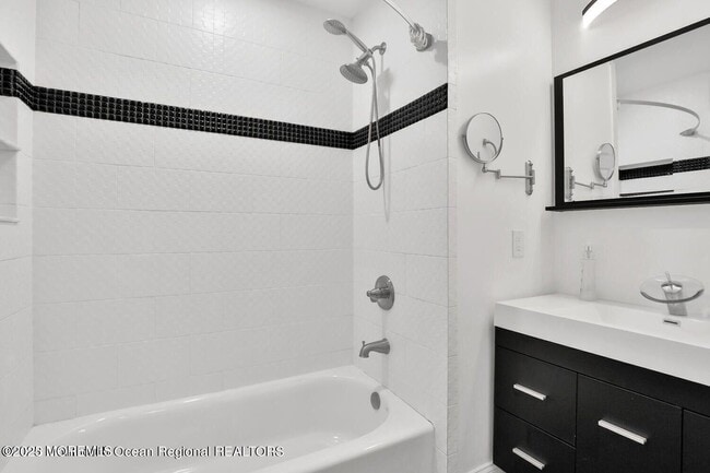 Building Photo - 578 Beachway Ave