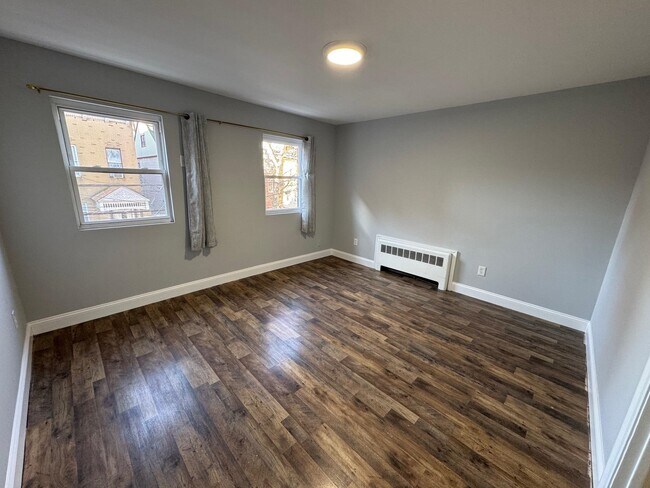 Building Photo - 552 38th St