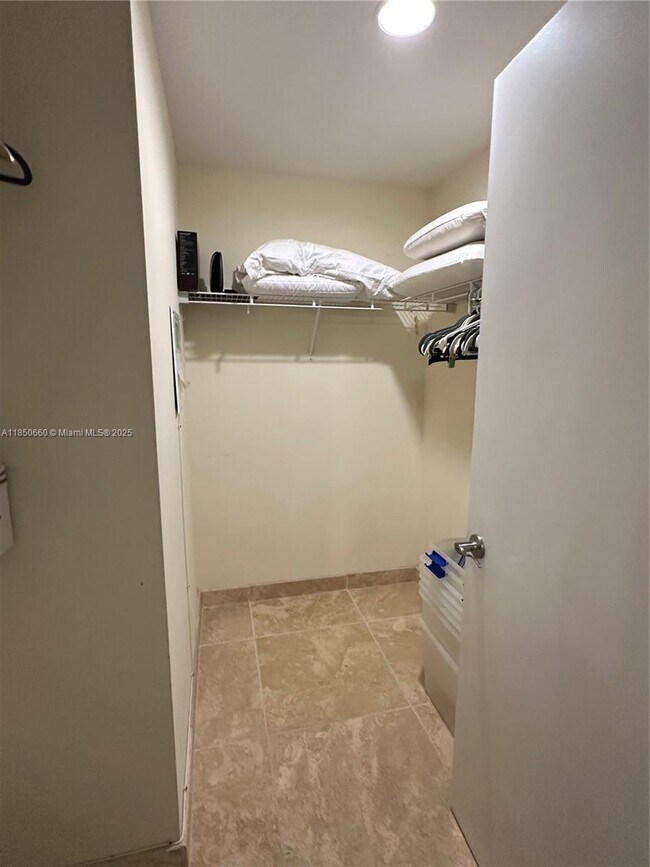 Building Photo - 1060 Brickell Ave