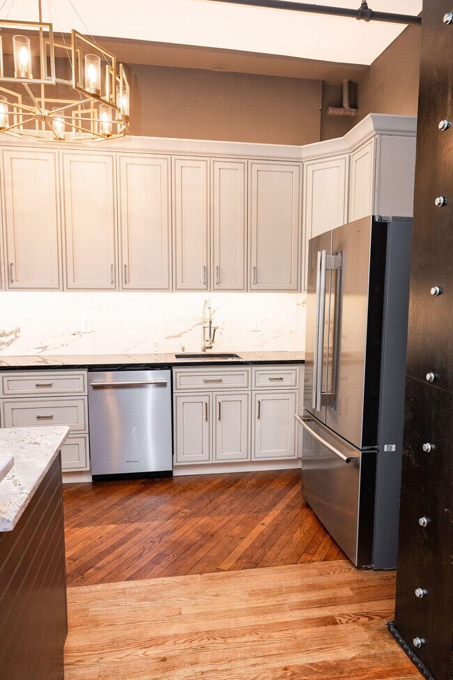 Building Photo - 275 S Limestone