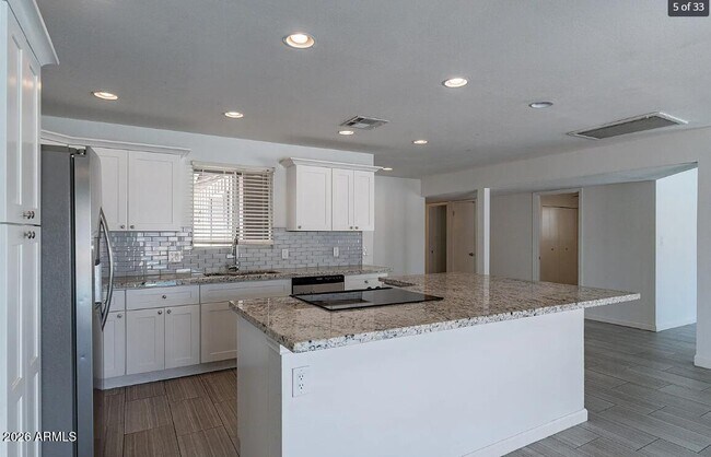 Building Photo - 1262 E Hermosa Dr