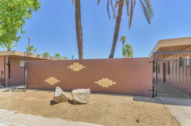 Primary Photo - 621 N 30th Pl