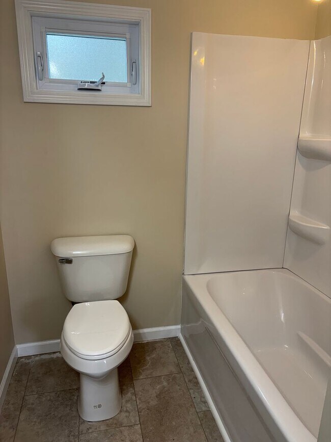 Building Photo - 3 Bedroom, 2.5 Bath Single Family Home w/2...