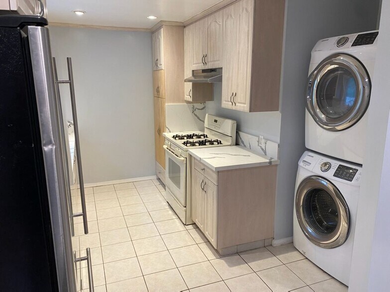 Building Photo - 5202 Woodman Ave