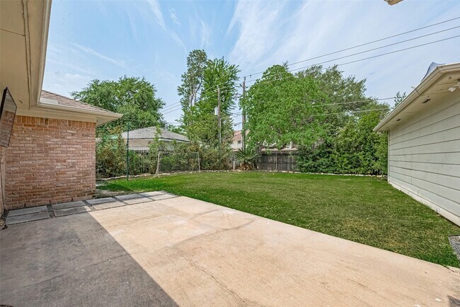 Building Photo - 927 Carlingford Ln