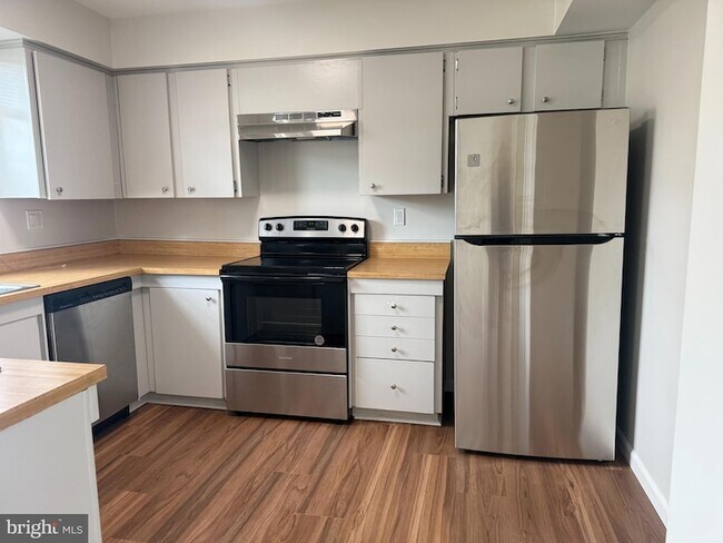 Building Photo - 1 Crotona Ct