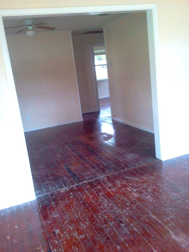 Building Photo - Awesome 2BR/1BA w/Open Floor Plan, Deck, L...