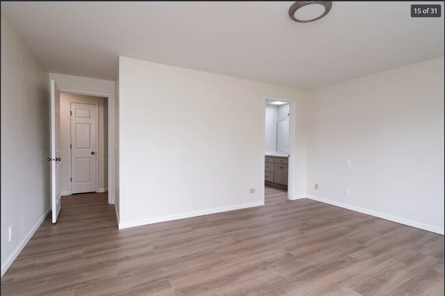 Building Photo - 3-bedroom Gem On Burlington Golf Course