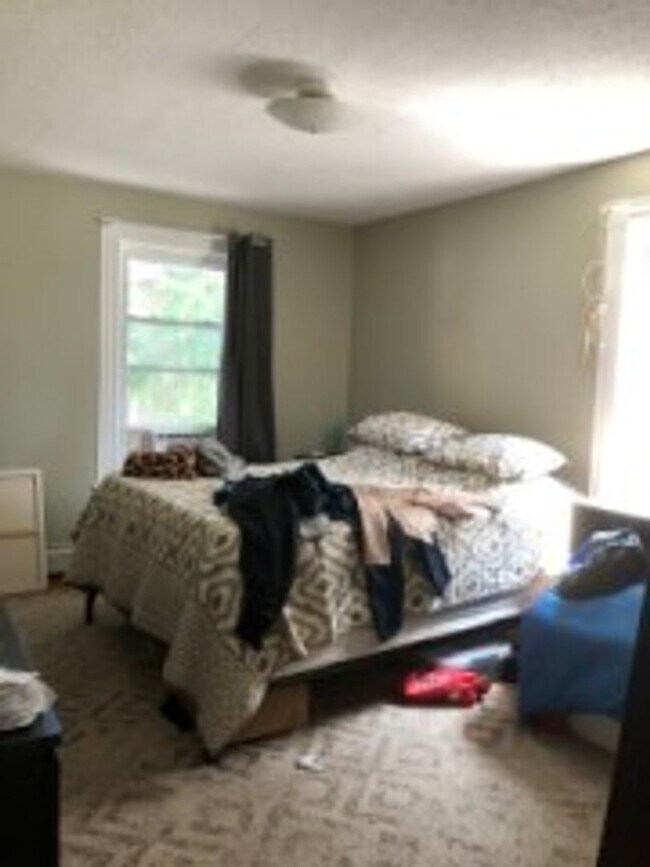 Building Photo - Brookline - 2  Bedroom Apt - Available NOW...