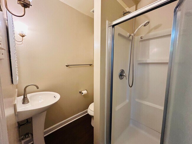 Building Photo - Fabulous 3 bedroom 2 bathroom Ranch home in Lawndale Homes area in NW Greensboro. Huge yard.