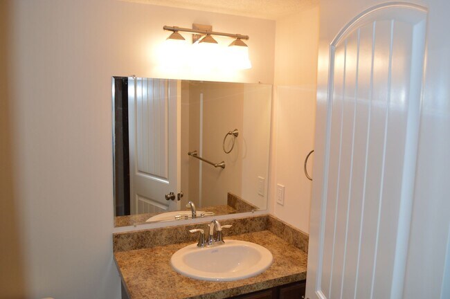 Building Photo - 585 Birch Hill Dr