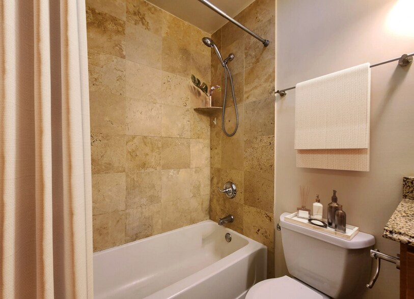 Building Photo - 630 W Wrightwood Ave