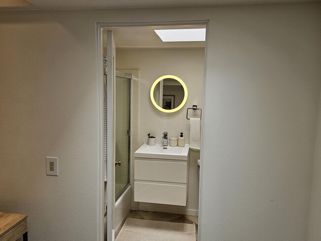 Building Photo - 2501 N Indian Canyon Dr