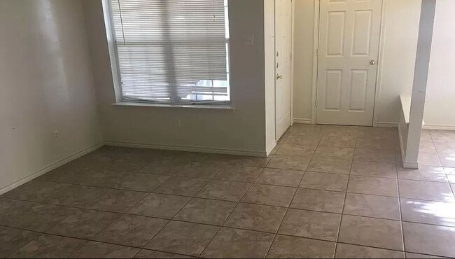 Building Photo - 1704 Dexter Dr S