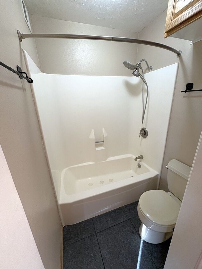 Building Photo - Beautiful 5 Bedroom NE Heights Home With B...