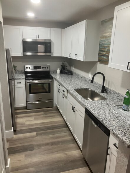 Building Photo - 3208 Sabal Palms Ct