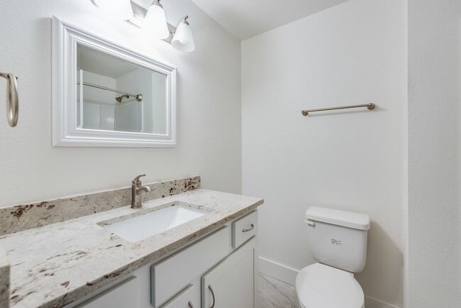 Building Photo - Updated split level home in Shoreline with...