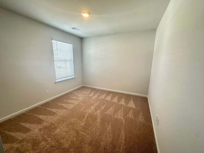 Building Photo - 4 Br/2.5 Bth in The Watergrass Community