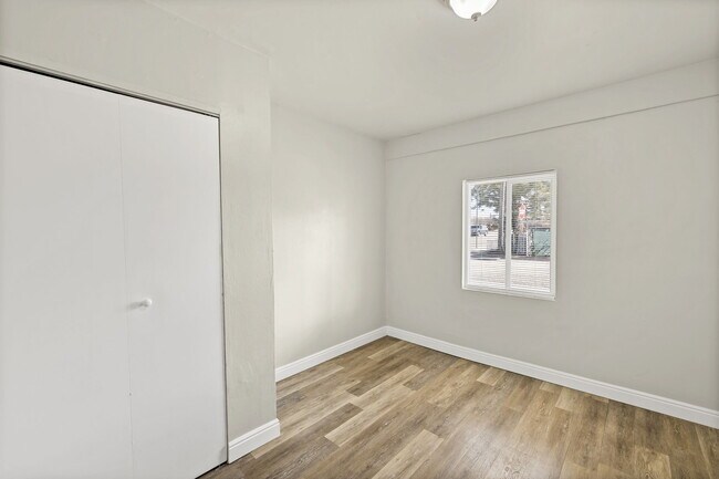 Building Photo - 402 Sunny Ln