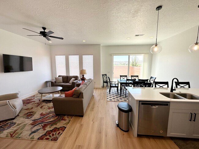Building Photo - Pet Friendly!!! Beautiful Woodland Estates...