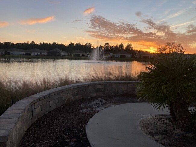 Building Photo - Stylish & Low-Maintenance Living in Oakleaf Community