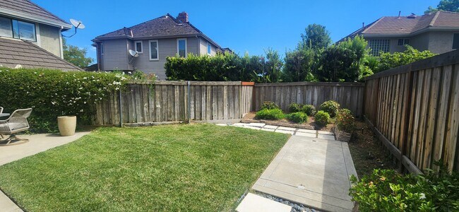 Building Photo - Beautiful 3 Bedroom Home in Desirable Rive...