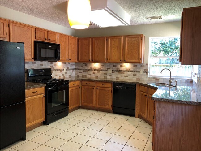 Building Photo - 18006 Golden Ridge Dr