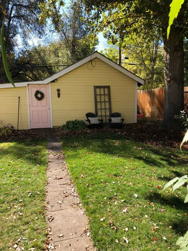 Building Photo - CHARMING 2 BED/1 BATH COZY COTTAGE LOCATED...