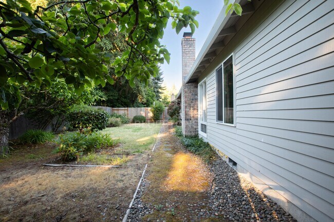 Building Photo - Sweet 3 bedroom 2 bath home in Beaverton available now!