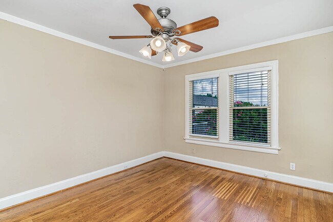 Building Photo - 5930 La Vista Dr