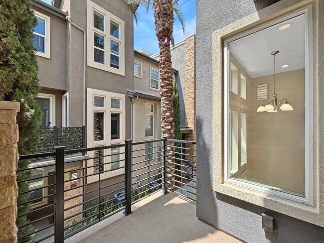 Building Photo - Stunning 3B/3.5BA Townhouse in Mission Val...