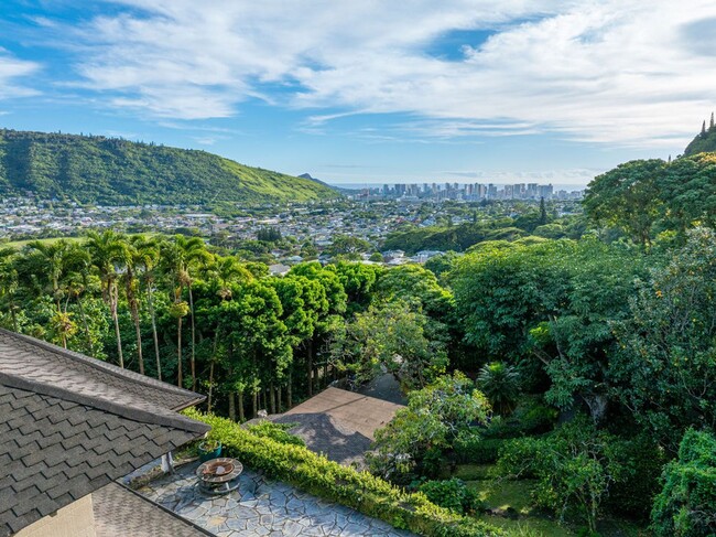 Building Photo - Rare Manoa retreat