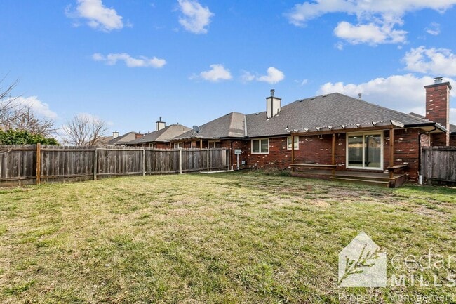 Building Photo - Spacious 3 Bedroom off of North Rock!