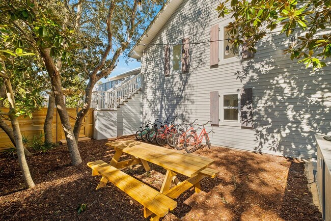 Building Photo - 383 Lakeview Dr